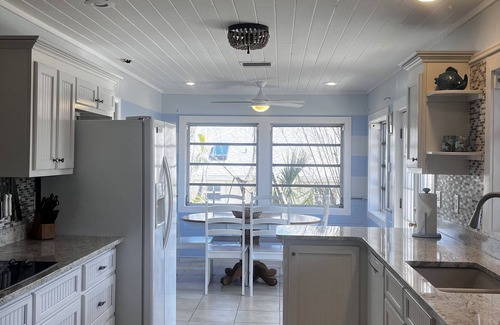 The Dunes House | Sand Castle Cottage - Newly Renovated in East-End Golf Course Community