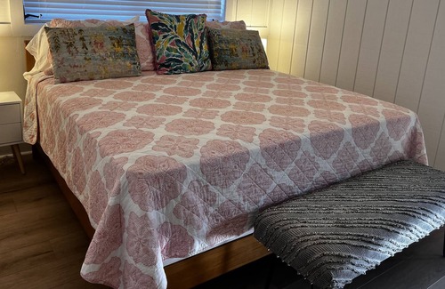 The Dunes House | Sand Castle Cottage - Newly Renovated in East-End Golf Course Community