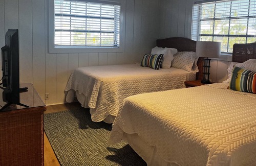 The Dunes House | Sand Castle Cottage - Newly Renovated in East-End Golf Course Community