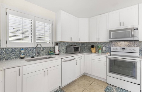 Gulf Pines House | Sand Dollar Hideaway 4 Bedroom & 4 Bath Cottage with Guest House