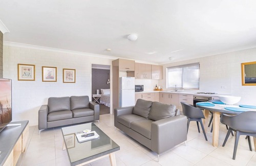 Hyams Beach Apartment | Sandals at the Bay - Downstairs, Hyams Beach