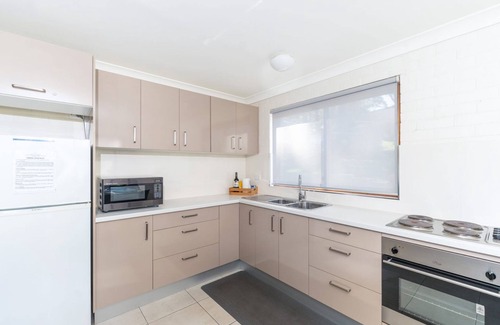 Hyams Beach Apartment | Sandals at the Bay - Downstairs, Hyams Beach