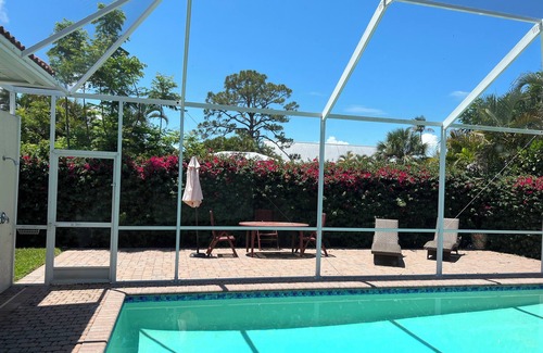 Lake Park House | Sandcastle house, Bright and cheery near Olde Naples and beach 3/2 with pool