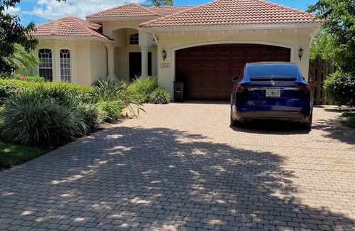 Lake Park House | Sandcastle house, Bright and cheery near Olde Naples and beach 3/2 with pool