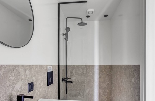 Thessaloniki Apartment | Sanders Arch - Compact 1-bdr Apt w Balcony