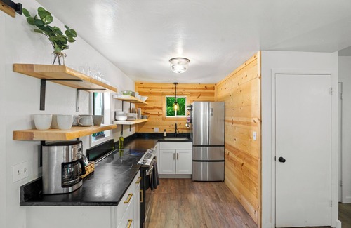 Coeur d'Alene House | Sanders Beach Getaway. Walk to beach & DT CDA