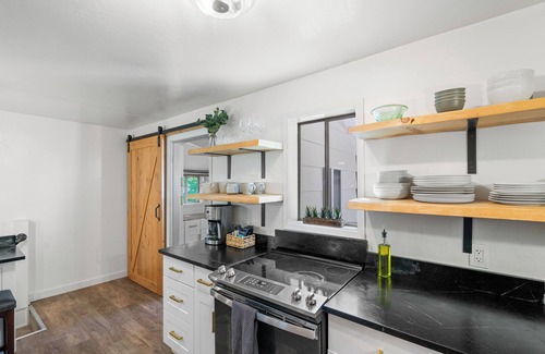 Coeur d'Alene House | Sanders Beach Getaway. Walk to beach & DT CDA