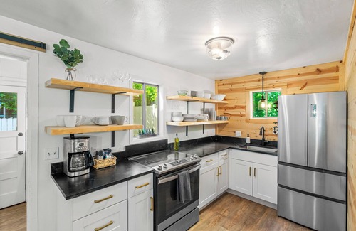 Coeur d'Alene House | Sanders Beach Getaway. Walk to beach & DT CDA