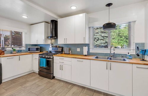 Garden District House | Sanders Beach Home-pet and family friendly! Walkability 100%