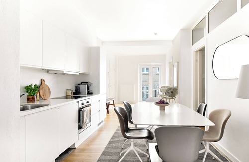 Copenhagen City Centre Apartment | Sanders Leaves - Charming 3-Bdr Apt with City View