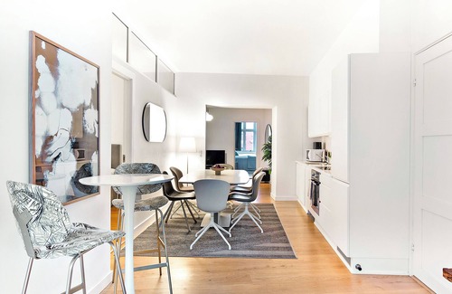 Copenhagen City Centre Apartment | Sanders Leaves - Charming 3-Bdr Apt with City View