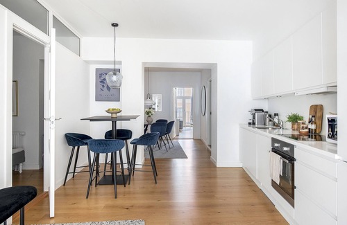 Copenhagen City Centre Apartment | Sanders Leaves - Chic 3-Bdr Apt with City View