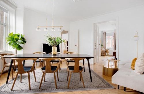 Nyhavn - Amalienborg Apartment | Sanders Stage - Chic Three-Bedroom Apartment Near Nyhavn