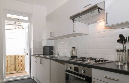 Babbacombe Cottage | SANDOWN, pet friendly, country holiday cottage in Babbacombe