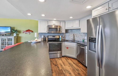 Port Aransas Condo | Sandpiper #1002L: Beachfront 1 Bedroom 1 Bathroom With Spectacular Views and 24 Hour Management