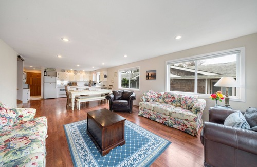 Tolovana Park House | Sandpiper Beach House | House in Cannon Beach near downtown