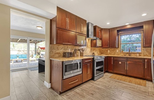Cocoa Isles House | Sandpiper Retreat | Pool | Jacuzzi | Game Room