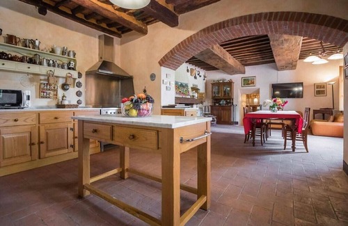 Capannori Villa | Sandra, private pool villa. WiFi and view. Lucca