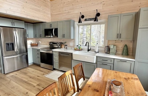 Raymond Cottage | SANDY BEACH ON THOMAS POND