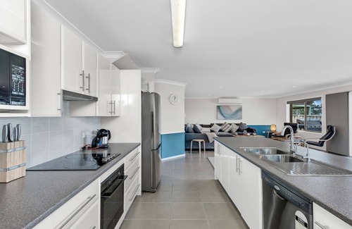 Culburra Beach House | Sandy C - immaculate modern home with outdoor spa and stunning lake views.