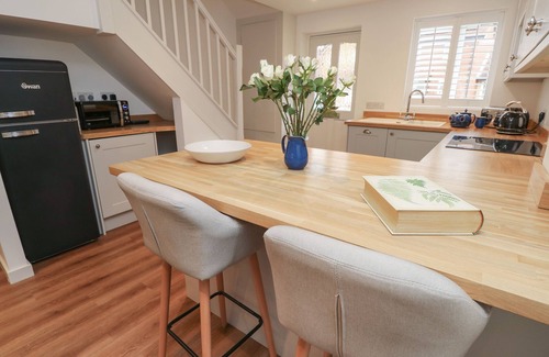 Sandown Cottage | SANDY COTTAGE, pet friendly, character holiday cottage in Sandown