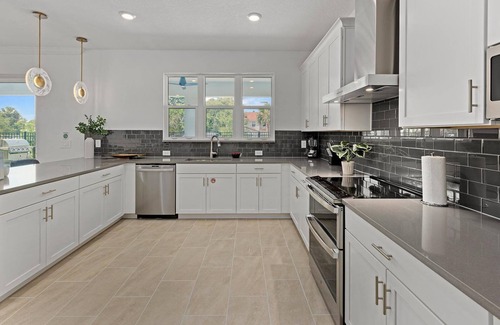 Melbourne Beach House | Sandy Feet Retreat | 5 BR Beach Villa w Game Rm, Themed Kids’ BR, Arcade, More!