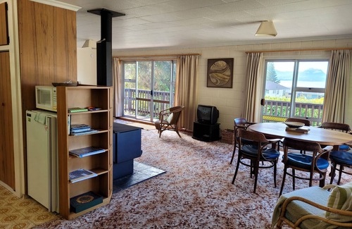 Kaikoura House | Sandy Feet Retreat - Enjoy a Classic Kiwi Batch with Ocean and Mountain Views