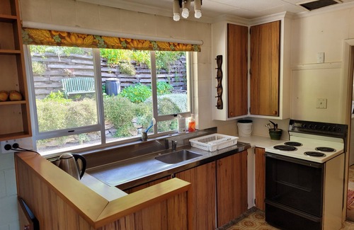 Kaikoura House | Sandy Feet Retreat - Enjoy a Classic Kiwi Batch with Ocean and Mountain Views