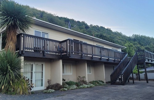 Kaikoura House | Sandy Feet Retreat - Enjoy a Classic Kiwi Batch with Ocean and Mountain Views