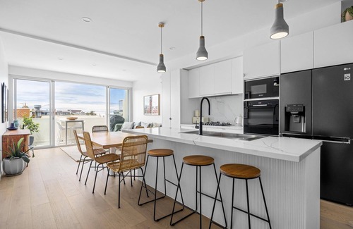 Sandringham House | Sandy@TheVillage - Luxury townhouse, close to beach and city