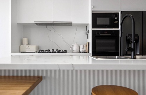 Sandringham House | Sandy@TheVillage - Luxury townhouse, close to beach and city