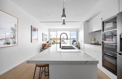 Sandringham House | Sandy@TheVillage - Luxury townhouse, close to beach and city