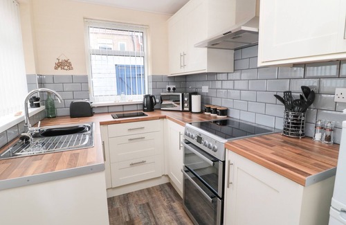 Woodhorn Cottage | SANDY TOES COTTAGE, pet friendly in Newbiggin-By-The-Sea