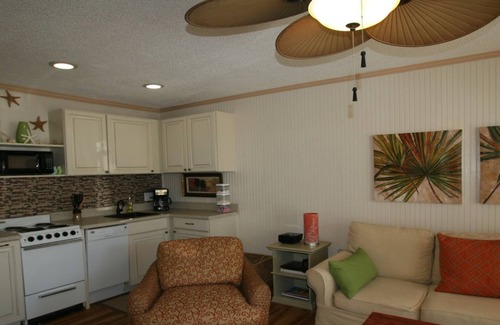 Tybee Island Condo | Sandy Toes! King Bed - Newly Renovated - Clean