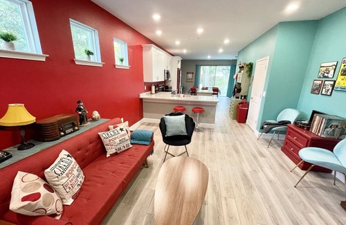 Sanford House | Sanford's Retro Retreat