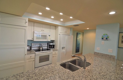 Punta Rassa Condo | Sanibel Harbour 611:Private beachfront condo with wrap-around lanai-activities abound nearby!