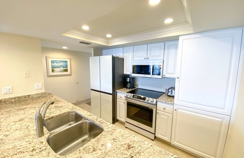 Punta Rassa Condo | Sanibel Harbour Resort Harbour Tower 516: Luxury unit overlooking the sparkling waters