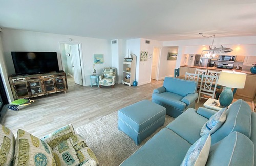 Punta Rassa Condo | Sanibel Harbour Resort Harbour Tower 714: Coastal condo with a festive lanai