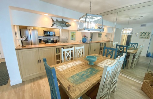 Punta Rassa Condo | Sanibel Harbour Resort Harbour Tower 714: Coastal condo with a festive lanai