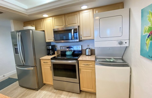 Punta Rassa Condo | Sanibel Harbour Resort Harbour Tower 714: Coastal condo with a festive lanai