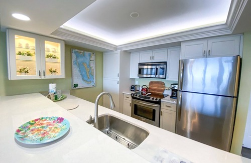 Punta Rassa Condo | Sanibel Harbour Resort Harbour Tower 715: Waterfront condo with beach and gorgeous sunset views