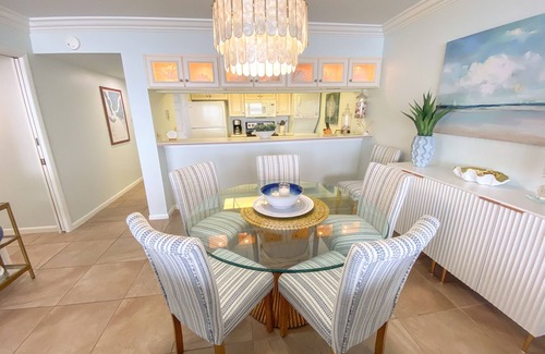 Punta Rassa Condo | Sanibel Harbour Resort Harbour Tower 413: Beachfront condo with refreshing coastal theme