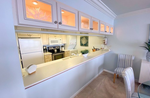 Punta Rassa Condo | Sanibel Harbour Resort Harbour Tower 413: Beachfront condo with refreshing coastal theme