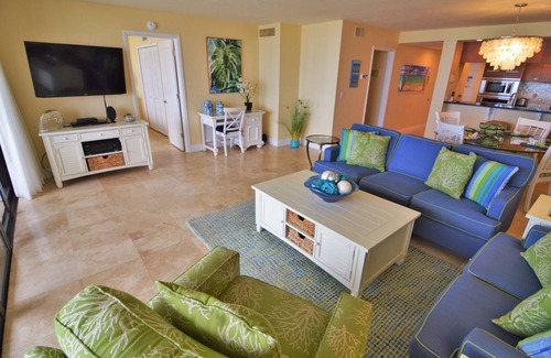 Punta Rassa Condo | Sanibel Harbour Resort Harbour Tower 416: Relaxing in lanai gliders after a day of adventuring