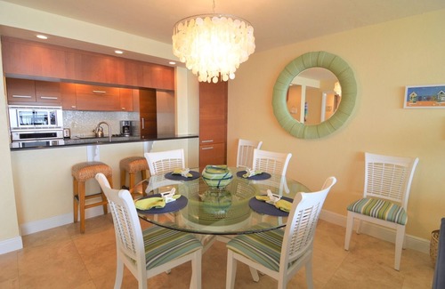 Punta Rassa Condo | Sanibel Harbour Resort Harbour Tower 416: Relaxing in lanai gliders after a day of adventuring