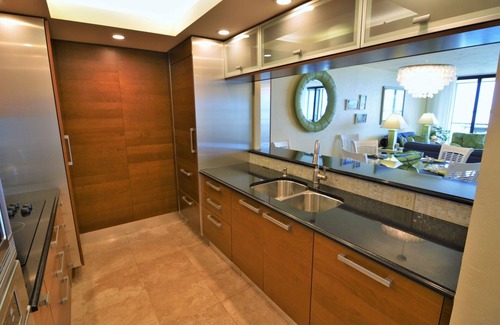 Punta Rassa Condo | Sanibel Harbour Resort Harbour Tower 416: Relaxing in lanai gliders after a day of adventuring