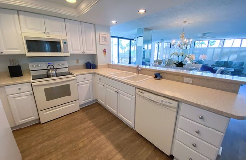 Punta Rassa Apartment | Sanibel Harbour Resort: Bay View Tower 137 Waterfront condo with private beach