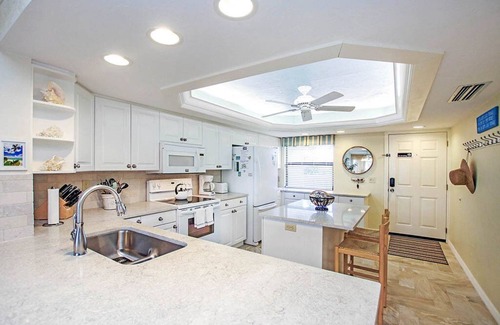 Sanibel Condo | Sanibel's best: Premier gulf front condo. Gather seashells; enjoy sunsets.
