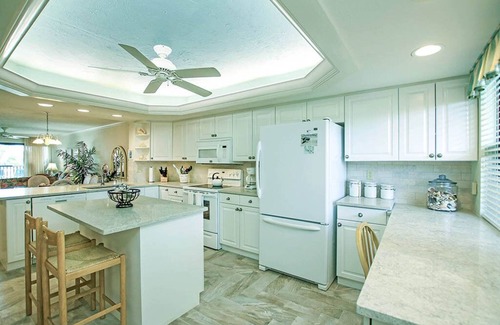 Sanibel Condo | Sanibel's best: Premier gulf front condo. Gather seashells; enjoy sunsets.