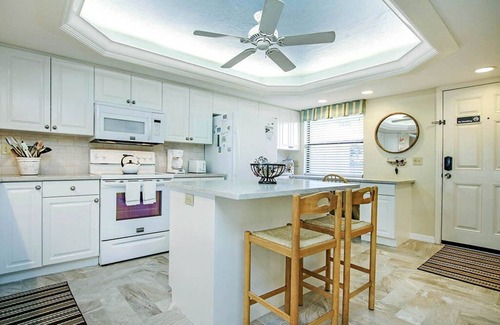 Sanibel Condo | Sanibel's best: Premier gulf front condo. Gather seashells; enjoy sunsets.